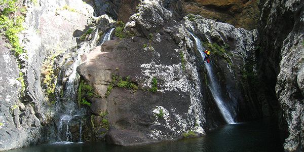 Canyoning cascade tamarind falls nature hiking trip mauritius (2)